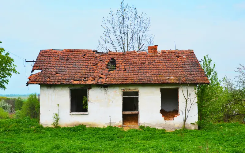 Old house requiring repairs before selling, highlighting the average cost to fix up a house to sell and maximize its value for potential buyers.