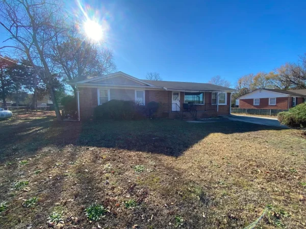 Sunny suburban house with spacious front yard